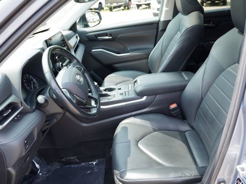 Used 2021 Toyota Highlander XLE AWD/4WD image 15