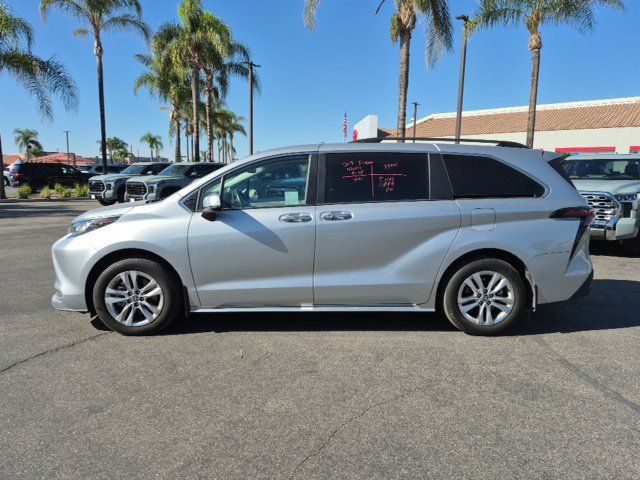 Used 2023 Toyota Sienna XLE w/ XLE Plus Package FWD image 6