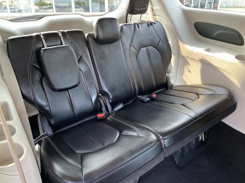 Used 2024 Chrysler Pacifica Touring-L FWD image 24