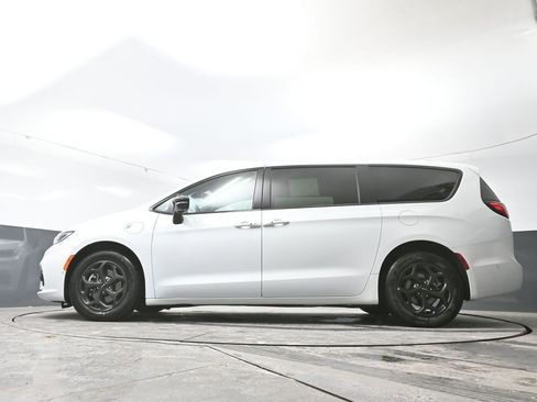 Used 2024 Chrysler Pacifica Select image 53