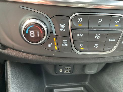 Used 2023 Chevrolet Traverse LT w/ LT Premium Package AWD/4WD image 10