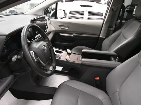 Used 2024 Toyota Sienna XLE FWD image 20