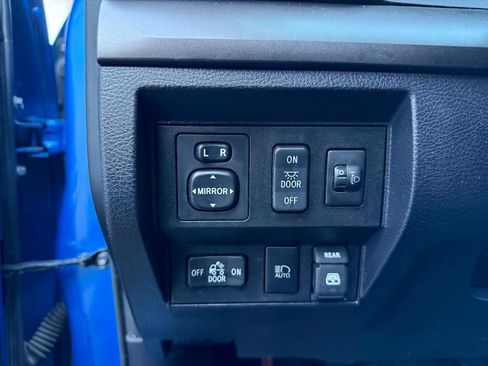 Used 2018 Toyota Tundra SR5 AWD/4WD image 25