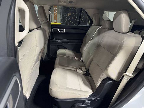 Used 2021 Ford Explorer Base image 17