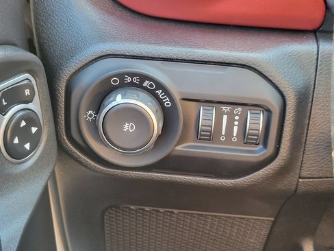 Used 2019 Jeep Wrangler Unlimited Rubicon AWD/4WD image 12