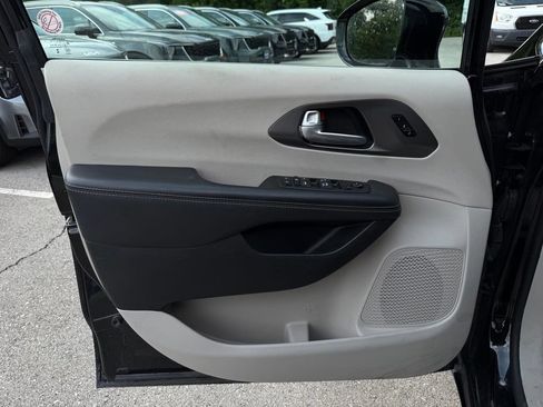 Used 2024 Chrysler Pacifica Touring-L FWD image 6