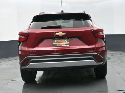 Used 2025 Chevrolet Trax LT w/ LT Convenience Package image 8