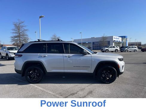 Used 2024 Jeep Grand Cherokee Altitude image 2