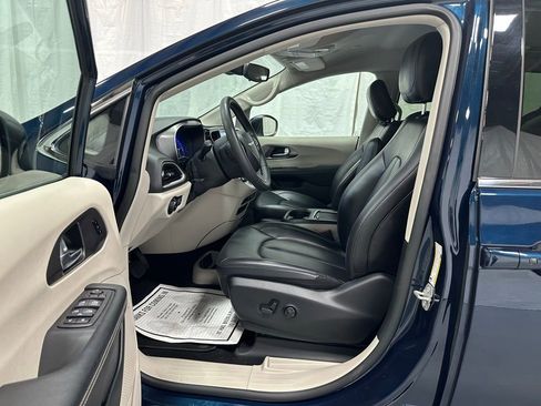 Used 2023 Chrysler Pacifica Touring-L image 10
