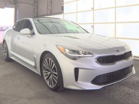 Used 2018 Kia Stinger Premium RWD image 2
