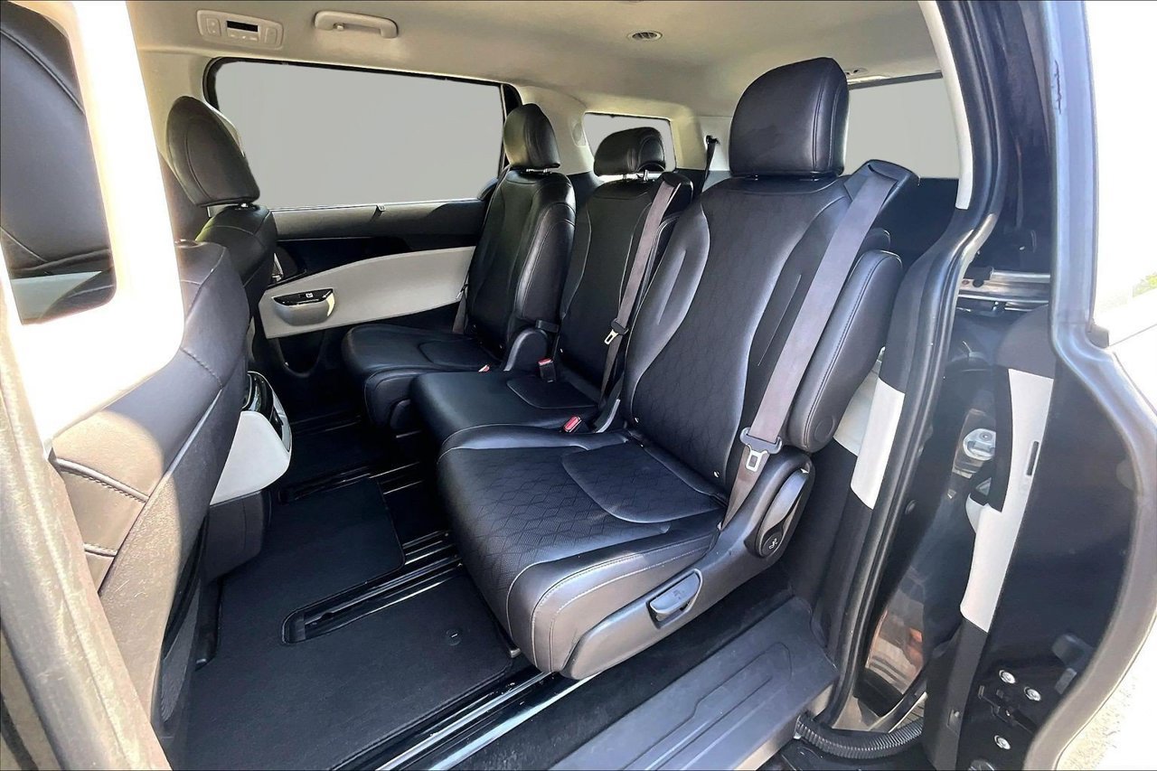 Used 2024 Kia Carnival EX FWD image 21