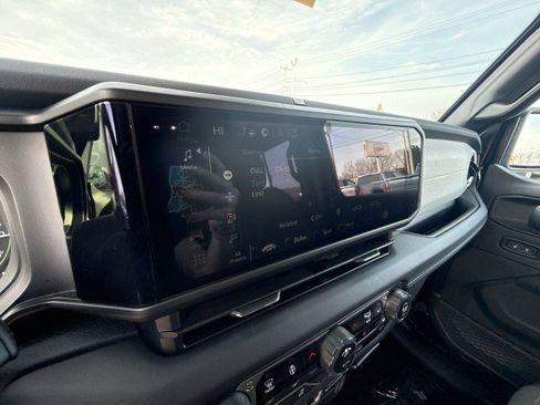 Used 2025 Jeep Wrangler Sahara image 12