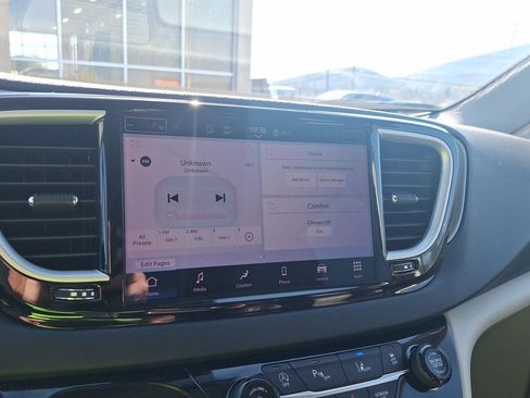 Used 2023 Chrysler Pacifica Touring-L image 26