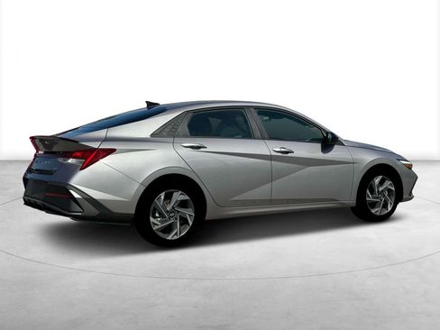 New 2025 Hyundai Elantra SEL image 8