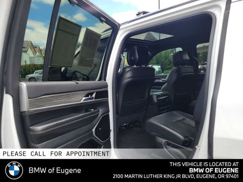 Used 2022 Jeep Wagoneer Series III w/ Premium Group I AWD/4WD image 19