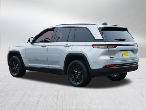 Used 2024 Jeep Grand Cherokee Altitude image 5