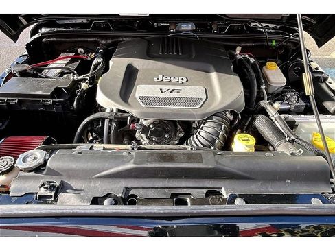 Used 2015 Jeep Wrangler Unlimited Sahara w/ Connectivity Group image 10