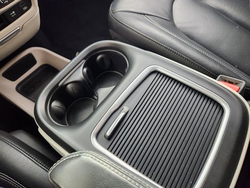 Used 2022 Chrysler Pacifica Touring-L image 25