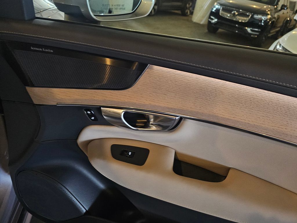 Certified 2026 Volvo XC90 B6 Plus w/ Protection Package Premier AWD/4WD image 11