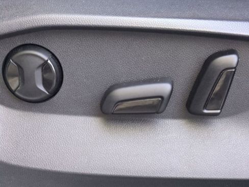 Used 2023 Volkswagen Tiguan SE image 19