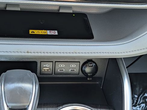 Used 2024 Toyota Highlander Platinum image 18