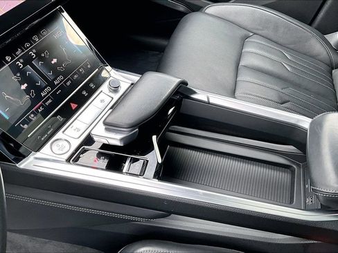 Used 2019 Audi e-tron Prestige w/ Prestige Package AWD/4WD image 17