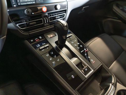 Certified 2026 Porsche Macan AWD/4WD image 25