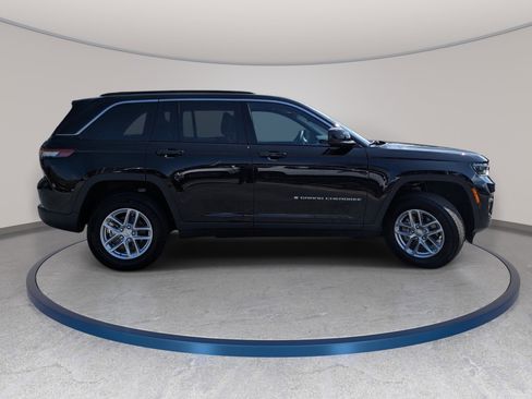 Certified 2025 Jeep Grand Cherokee Laredo X w/ Luxury Tech Group I AWD/4WD image 4