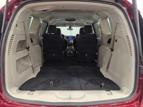 Used 2017 Chrysler Pacifica Touring-L FWD image 35