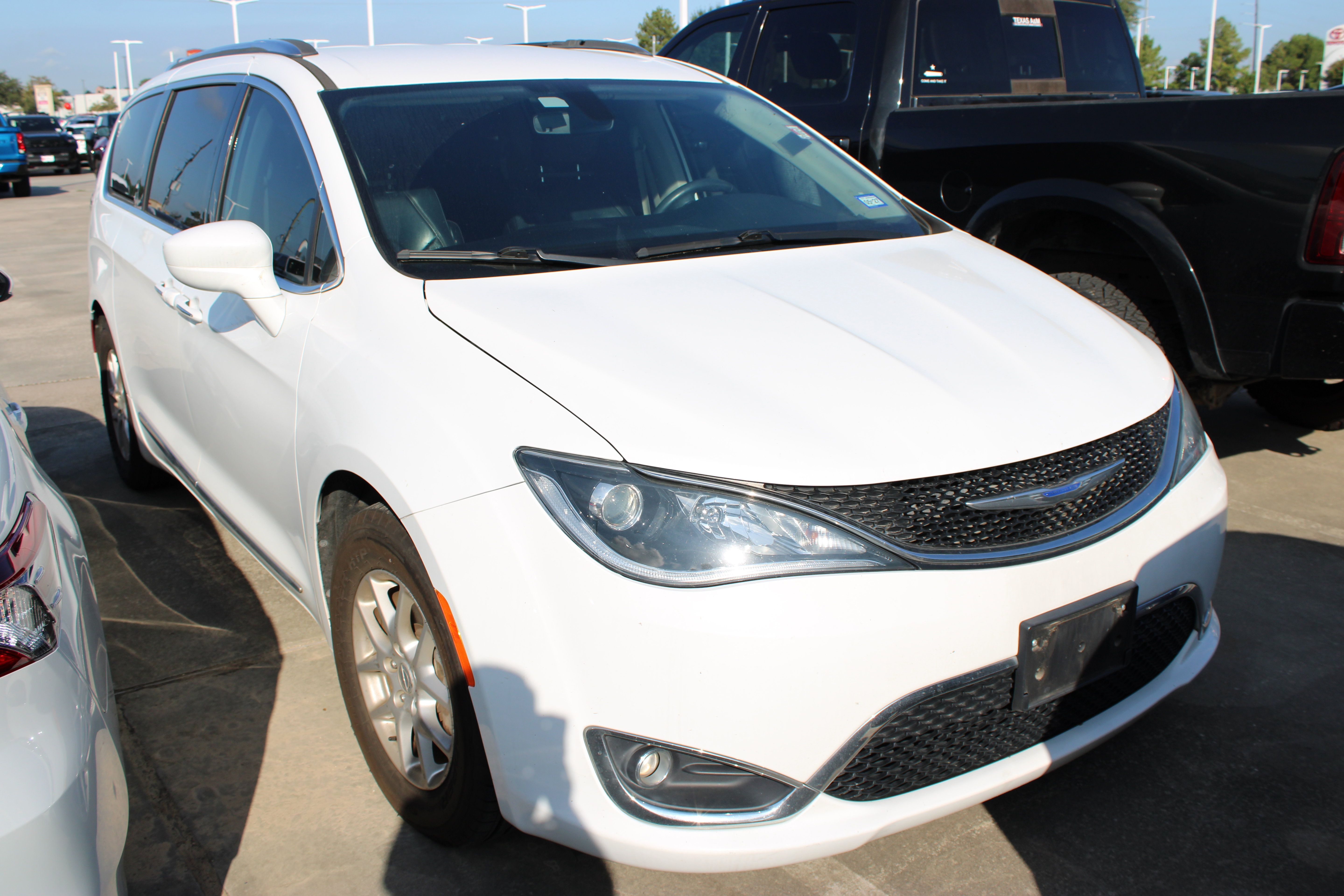Used 2020 Chrysler Pacifica Touring-L FWD image 2