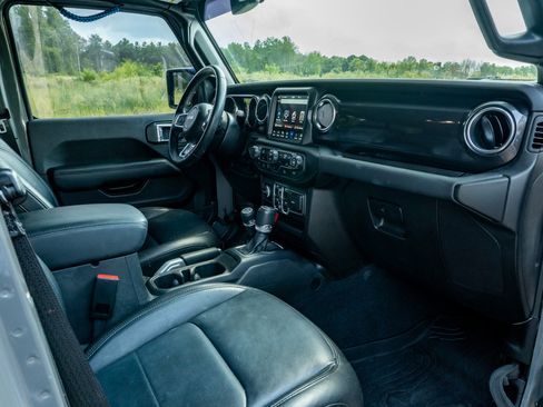 Used 2022 Jeep Wrangler Unlimited Sahara AWD/4WD image 19
