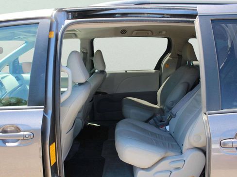 Used 2011 Toyota Sienna XLE FWD image 6