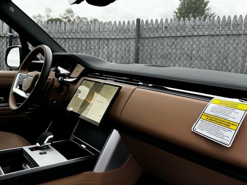 New 2025 Land Rover Range Rover Long Wheelbase SE image 22