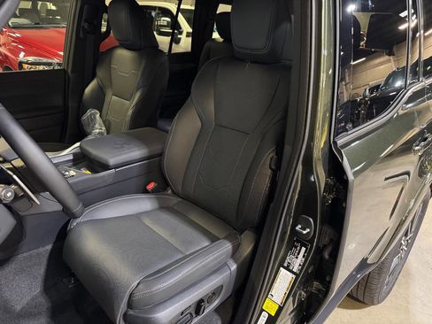 Used 2025 Lexus GX 550 w/ Accessory Package (2T) image 5