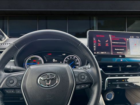 Used 2022 Toyota Venza XLE image 3