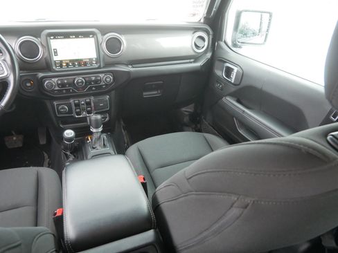 Used 2022 Jeep Gladiator Overland w/ Cold Weather Group image 11