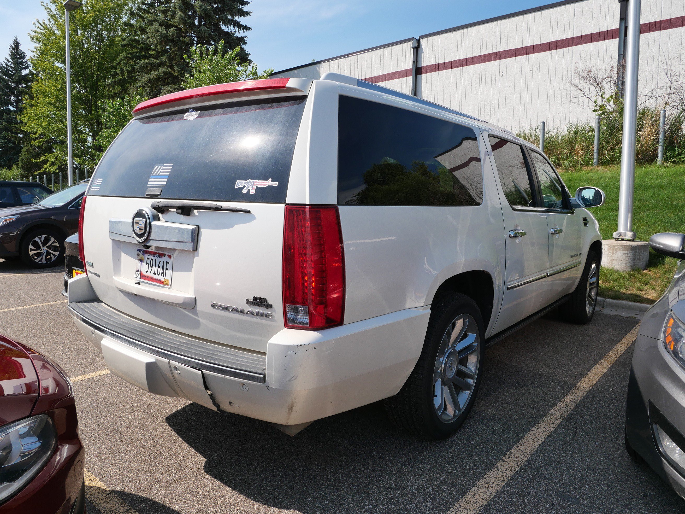 Used 2011 Cadillac Escalade ESV Platinum AWD/4WD image 8