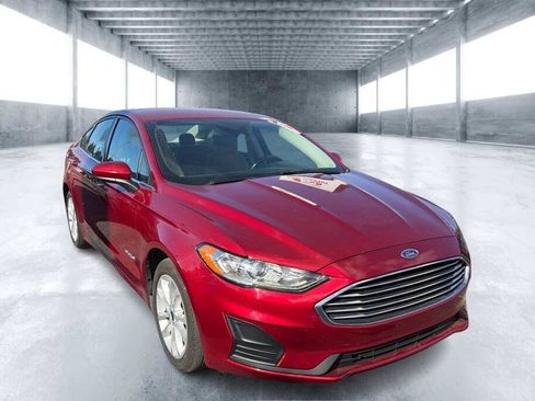 Used 2019 Ford Fusion SE FWD image 1