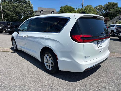 Certified 2024 Chrysler Pacifica Touring-L FWD image 5