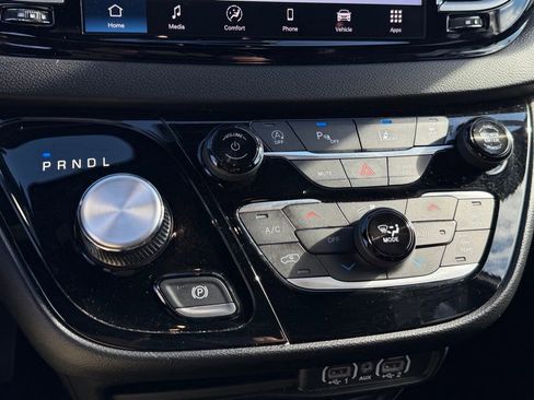 Used 2025 Chrysler Pacifica Select FWD image 28