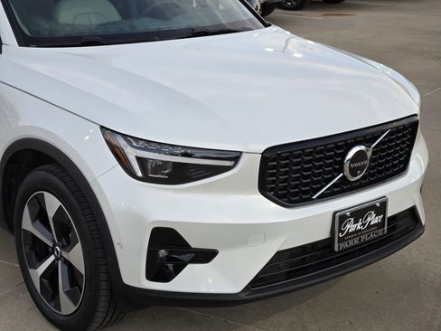 Used 2025 Volvo XC40 B5 Plus w/ Protection Package Premier image 5