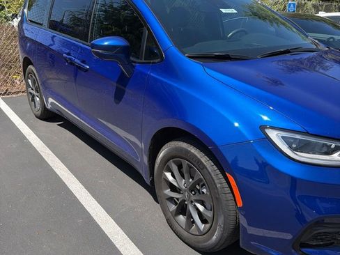 Used 2021 Chrysler Pacifica Limited w/ Premium & Safety Sphere Group AWD/4WD image 3