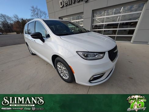 New 2026 Chrysler Pacifica Select image 1