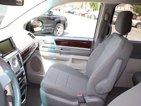 Used 2010 Chrysler Town & Country Touring w/ Entertainment Group #2 FWD image 14