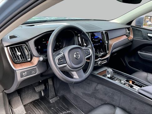 Used 2022 Volvo XC60 B5 Momentum w/ Advanced Package FWD image 18
