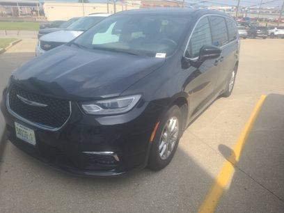 Used 2025 Chrysler Pacifica Select