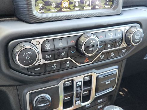 Used 2018 Jeep Wrangler Unlimited Sahara AWD/4WD image 10