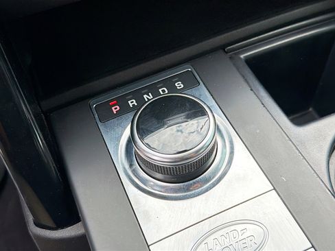 Used 2019 Land Rover Discovery SE image 28