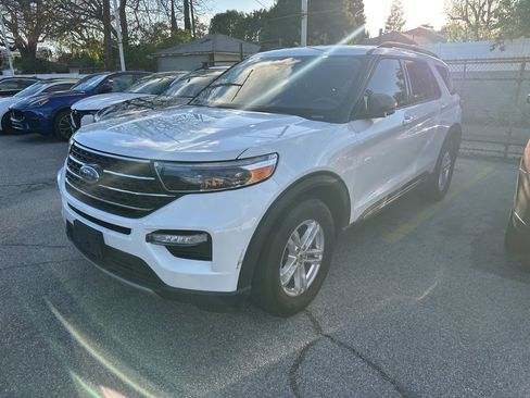 Used 2023 Ford Explorer XLT w/ Equipment Group 202A image 3