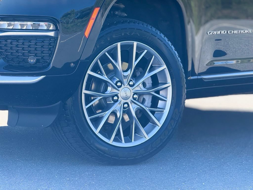 Used 2023 Jeep Grand Cherokee Summit AWD/4WD image 2